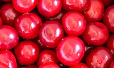 Bahçeden taze yıkanmış kiraz