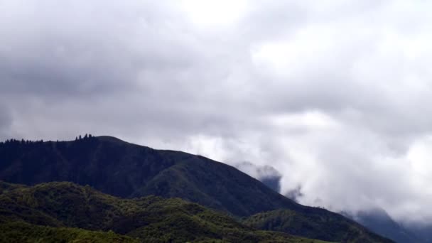 Dağlarda Hareket Halindeki Bulutların Zaman Atlamalı Görüntüleri Bulutların Hareketi Kazakistan — Stok video