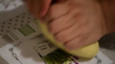 Hayatın en basit anları mutfakta ellerinizle hamuru yoğurun