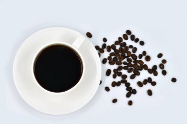 Sade beyaz bir arka plan üzerinde kahve ve tahıl fincan, Üst görünüm veya Düz kahve porselen kupa yatıyordu