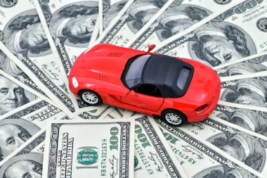 Konsept - oyuncak kırmızı araba ve para dolar banknotlar bir pot. Kredi bir araba satın almak için iyi bir zaman, bir araç için para kazanmak.