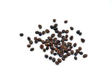 Beyaz arka planda kavrulmuş kahve çekirdekleri.