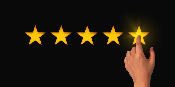 Kvinna Klickar Stjärna Betyg Begreppet Positiv Rating Recensioner Och Feedback — Stockfoto