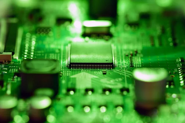 Parlak yeşil ışıkta seçici odaklama, entegre elektronik devre ve mikroişlemci