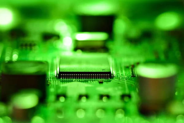 明るい緑色の光の選択焦点 集積された電子回路およびマイクロプロセッサ — ストック写真