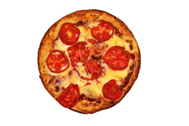 Sos, peynir ve domatesli pizza beyaz arka planda izole edilmiş.