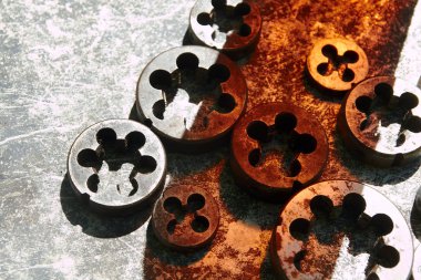 Ölür gravür metal yüzeyi farklı ölçümleri koleksiyonu iş parçacığı oluşturma 