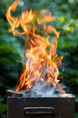 Yangın alev doku yeşil arka plan bulanık