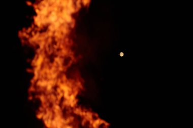 Dolunay üzerinde gece siyah sky alevler ateş