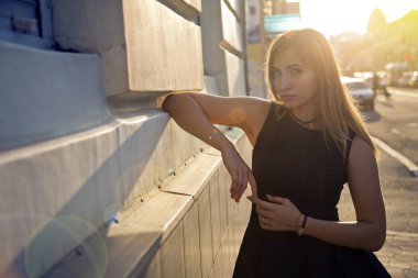 Yapraklara arasında genç bir kadın. Sokak zor trafik durum