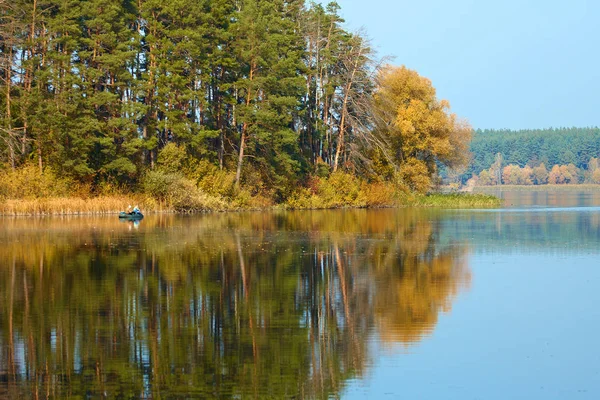 Podzimní Jezero Lese Odraz Vodě Žluté Podzimní Stromy — Stock fotografie