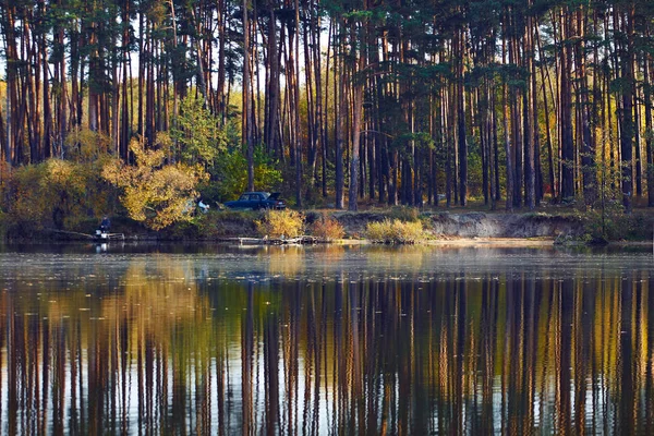 Podzimní Jezero Lese Odraz Vodě Žluté Podzimní Stromy — Stock fotografie