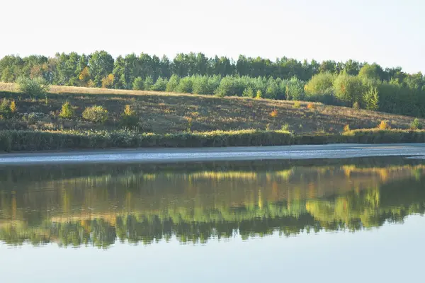 Podzimní Krajina Jezerem Ráno Obec Údolí Lesů Obzoru — Stock fotografie