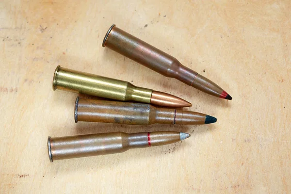 Munitionspatronen Des Gewehrs Auf Der Holzoberfläche Bild Für Den Kataloginhalt — Stockfoto