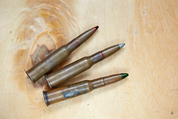 Munitionspatronen Des Gewehrs Auf Der Holzoberfläche Bild Für Den Kataloginhalt — Stockfoto