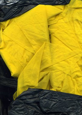 Parlak sarı ve siyah kumaş dokusu.