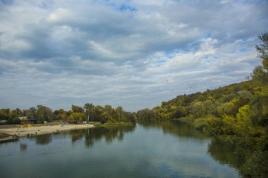 Nehir vadisi. Yaz zamanı. Renkli manzara.