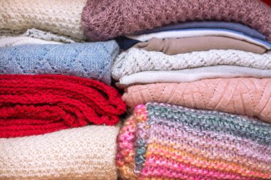 Giysiler dolapta. Resimli reklam baskıları için moda sunumu resmi.