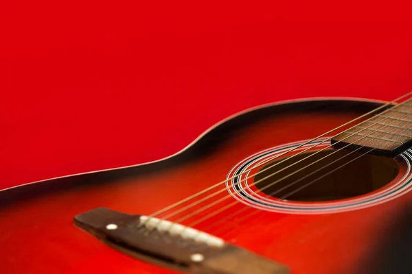 Fragmento Guitarra Acústica Sobre Fundo Vermelho — Fotografia de Stock