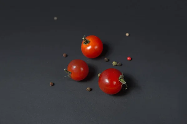 Tomates Frescos Polvilhados Com Sementes Especiarias Preto — Fotografia de Stock