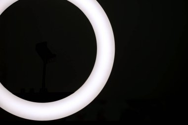 Siyah arkaplanda ışık çemberi. Kopya alanı ile kırpılmış bileşim.