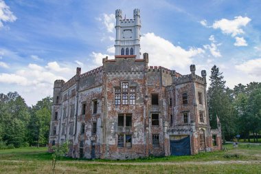 Harabe bir onarılan kule ile Barok kalenin