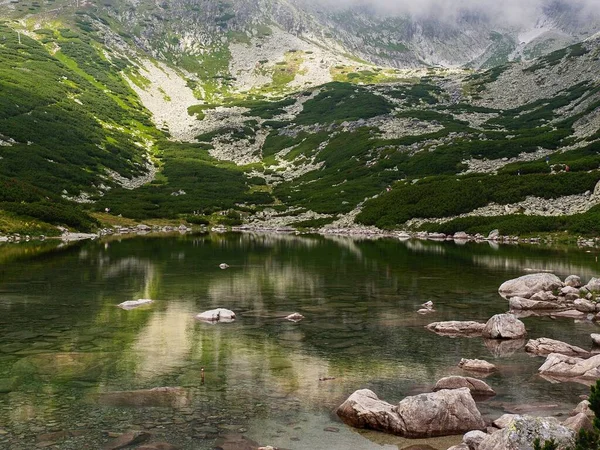 Atrakcyjny Widok Jezioro Skalnate Pleso Tatrach Wysokich Słowacji Odbicie Otaczających — Zdjęcie stockowe