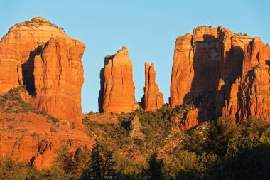 Katedral Kaya oluşumunun yakın plan fotoğrafı. Güneş batarken, kırmızı kayaları aydınlatırken. Çarpıcı manzarası ve çarpıcı kaya oluşumuyla Cathedral Rock, Sedona, Yavapai County, Coconino County, Arizona 'da popüler bir kent., 