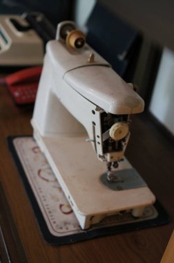 Ahşap bir masa üzerinde bağbozumu dikiş makinesi