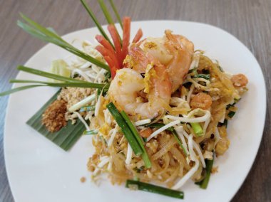 Fasulye filizli, limonlu ve fıstıklı karides lapası..