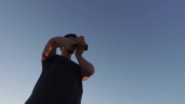 Erkek fotoğrafçı fotoğraf günbatımı binasında üstüne çekmek
