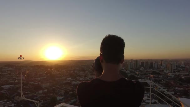 Erkek Fotoğrafçı Fotoğraf Günbatımı Binasında Üstüne Çekmek — Stok video
