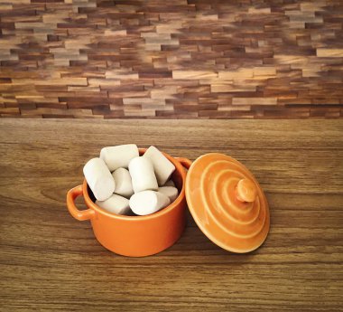 Turuncu potu hatmi ahşap masa üzerinde dolu