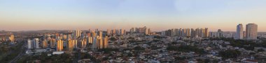Gün batımında Ribeirao Preto şehir panoramik manzarası