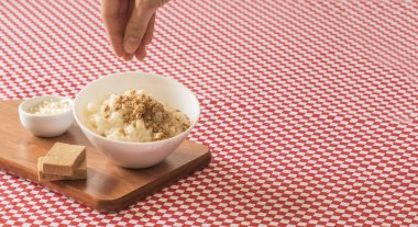 Pacoca tatlı beyaz Mısır Brezilyalı tatlı canjica üzerinde koyarak 