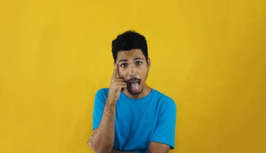 Adam sarı arka plan üzerinde izole dil gösterilen