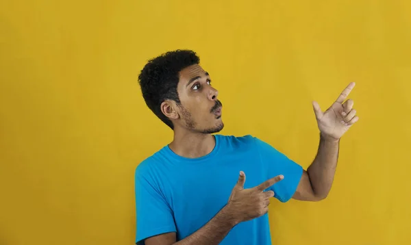 Mann Zeigt Mit Dem Finger Auf Gelben Hintergrund — Stockfoto