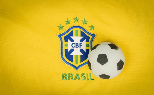 巴西圣保罗 2018年6月23日 巴西足球队的国家标志或标志 Cbf 和足球 足球编辑形象概念 — 图库照片