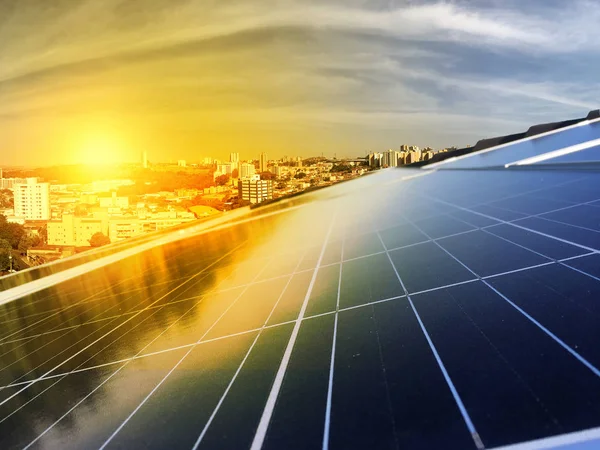 Usina Fotovoltaica Telhado Edifício Residencial Dia Ensolarado Conceito Energia Solar — Fotografia de Stock