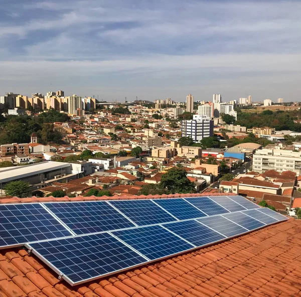 Pembangkit Listrik Tenaga Fotovoltaik Atap Bangunan Perumahan Pada Hari Yang — Stok Foto