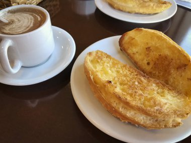 Fransız odasının tablo ile plaka üzerinde tereyağlı tost ekmeği ile Brezilya Odaya Servis Kahvaltı.