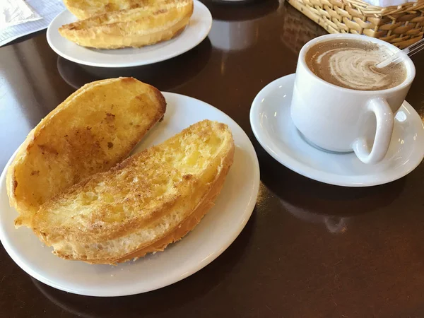 Petit Déjeuner Brésil Avec Pain Français Grillé Beurre Sur Assiette — Photo