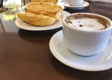 Fransız ahşap masa üzerinde tereyağlı tost ekmeği ile Brezilya Odaya Servis Kahvaltı