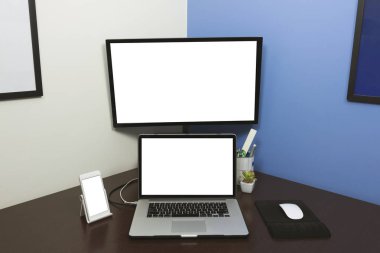 Masa bilgisayarı ve cep telefonu. Ofisinde ahşap masanın üzerinde boş metin alanı ekranı var. Dizüstü bilgisayar tasarımı kavramsal çalışma alanı resmi.