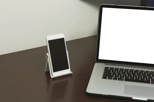 木製のテーブルのオフィスで空白のテキストスペース画面を持つデスクノートパソコンとモバイル ラップトップモックアップの概念的なワークスペースイメージ — ストック写真