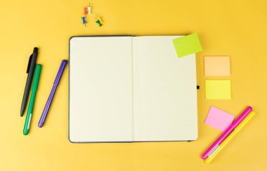 Renkli işaretleri, etiket ve sarı zemin üzerine clipers gibi en iyi görünümü boş defter ve okul malzemeleri. 