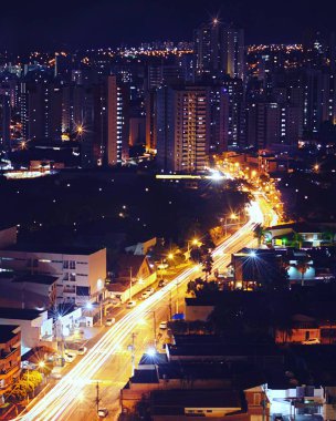 Gece uzun pozlama içinde Ribeirao Preto şehir. Ünlü şehir merkezi mahalle.