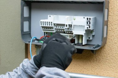 Temizlik ve bakım güneş inverter. Güneş enerjisi con