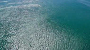 Mavi yeşil su dalgalar deniz arka plan