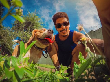 En iyi arkadaşım beagle köpek ve parkta yürüyen adam